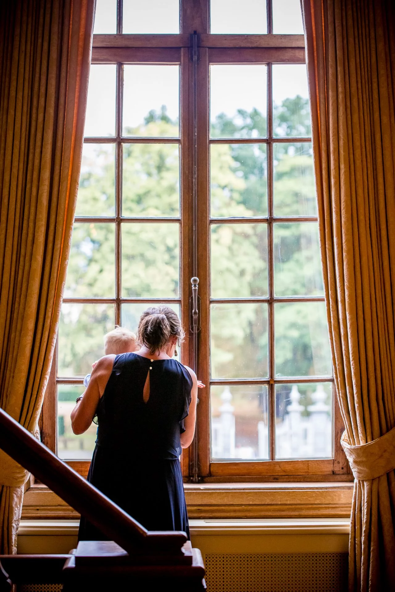 Gasten opwachten in het kasteel voor het doopsel