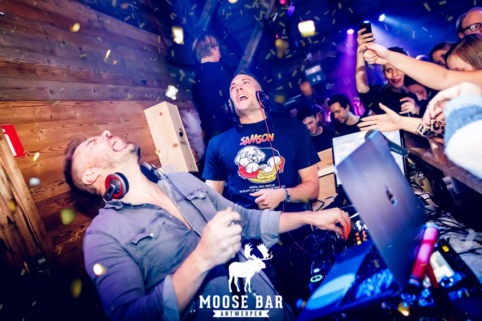 Viktor Verhulst en Kobe Ilsen tijdens hun set in MooseBar Antwerpen